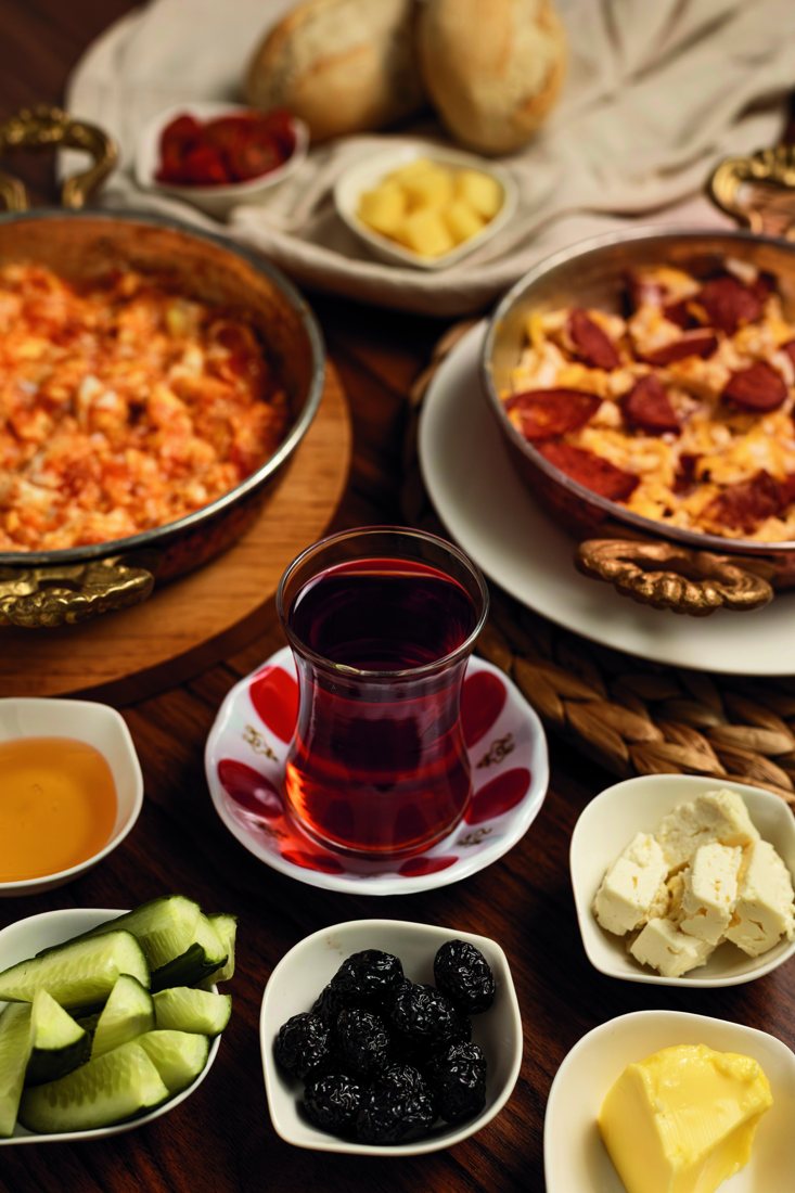 Türkisches Frühstück mit Menemen, Sucuk-Eiern und Çay