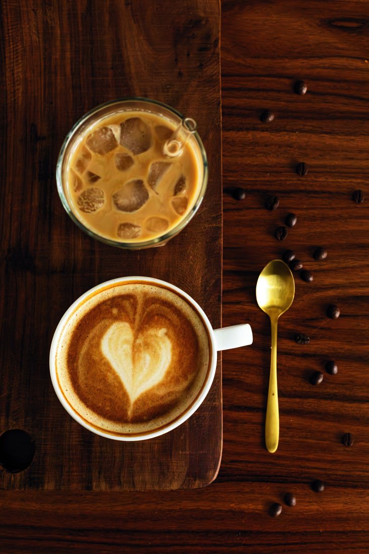 Latte mit Herz-Latte-Art und Iced Coffee