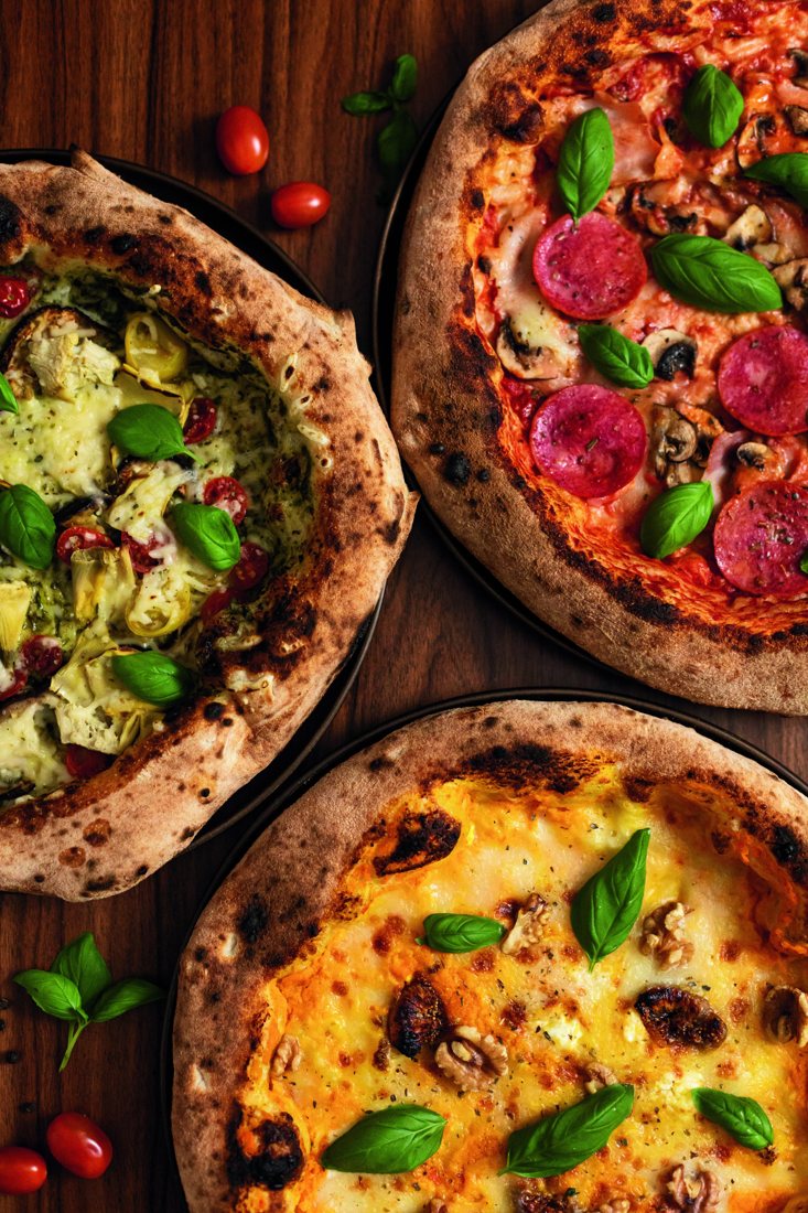Frische Steinofenpizzen von oben